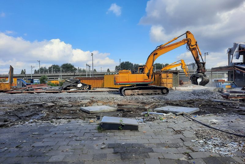 Bourání betonového dvora – Polička, Beton 15 cm, 72 m², kladivo na minibagru