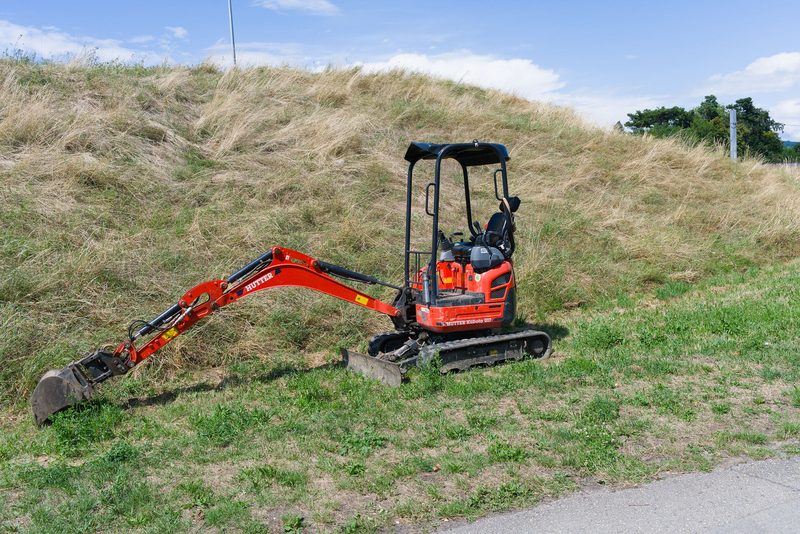 Minibagr s obsluhou na zahradě – Chrudim, Základ plotu 42 bm + rýha pro elektro, 6 hodin