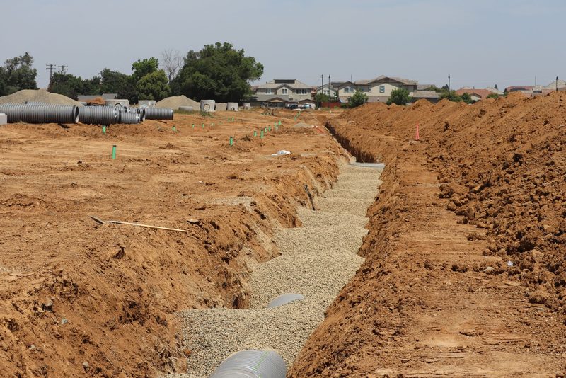 Rýha pro přípojky s pískovým ložem – Vysoké Mýto, Voda, kanalizace, elektro – 22 bm, hloubka 1,2 m