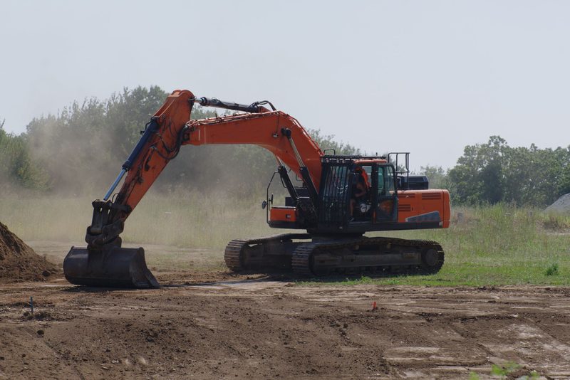 Skrývka a srovnání pozemku před stavbou – Lanškroun, Pozemek 900 m², skrývka 25 cm, deponie ornice