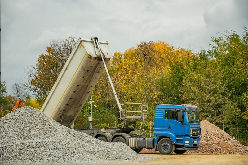 Kolový dumper se zeminou na stavbě rodinného domu