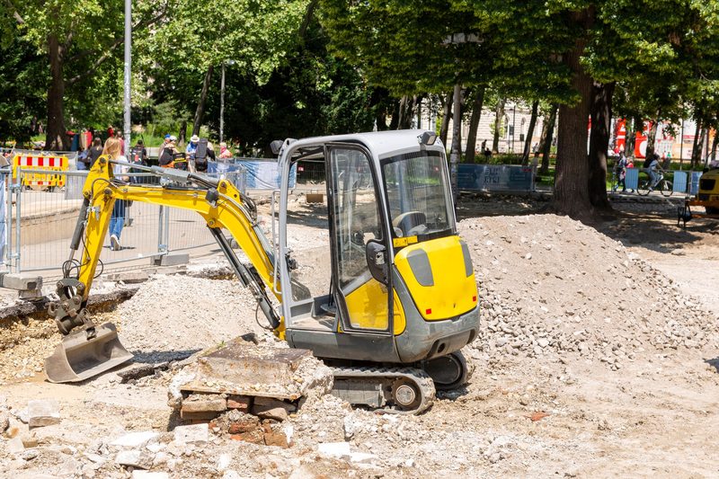 Minibagr do 3 tun při výkopu na zahradě rodinného domu